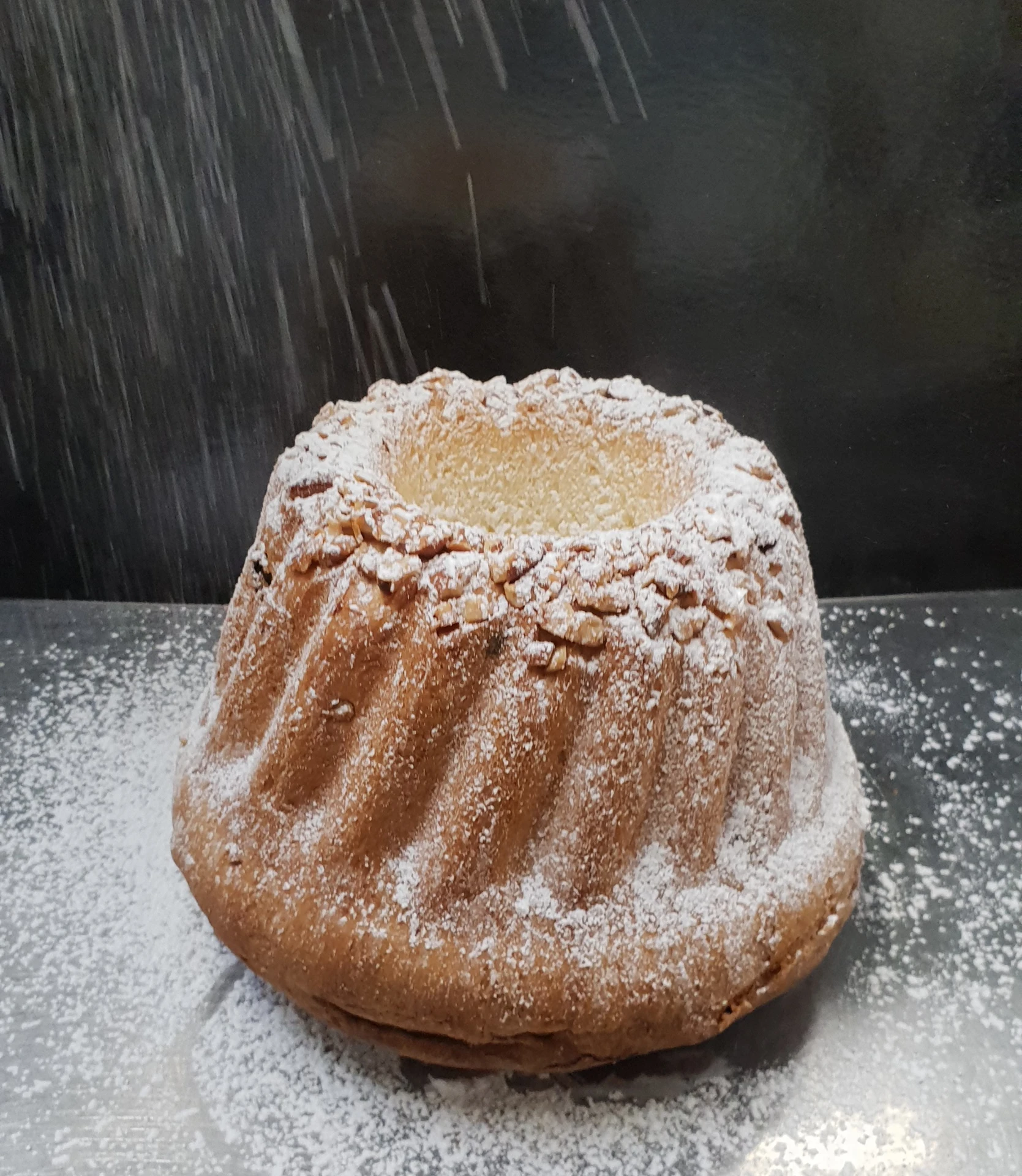 Kougelhopf alsacien saupoudré de sucre glace