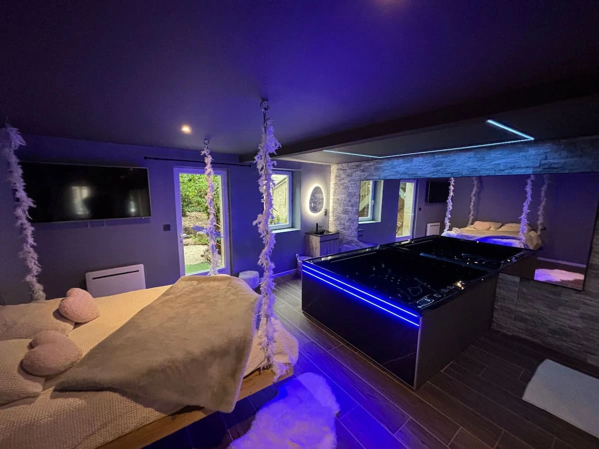 Le lit suspendu et le jacuzzi privatif du 67 Nuances à Châtenois